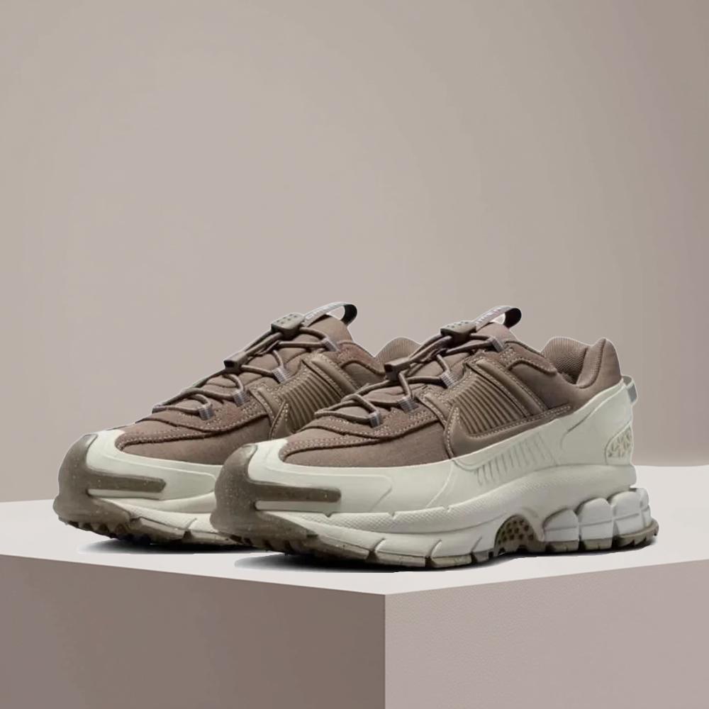 Women Shoes Nike - Nike Vomero 5 Roam Soft Comfort